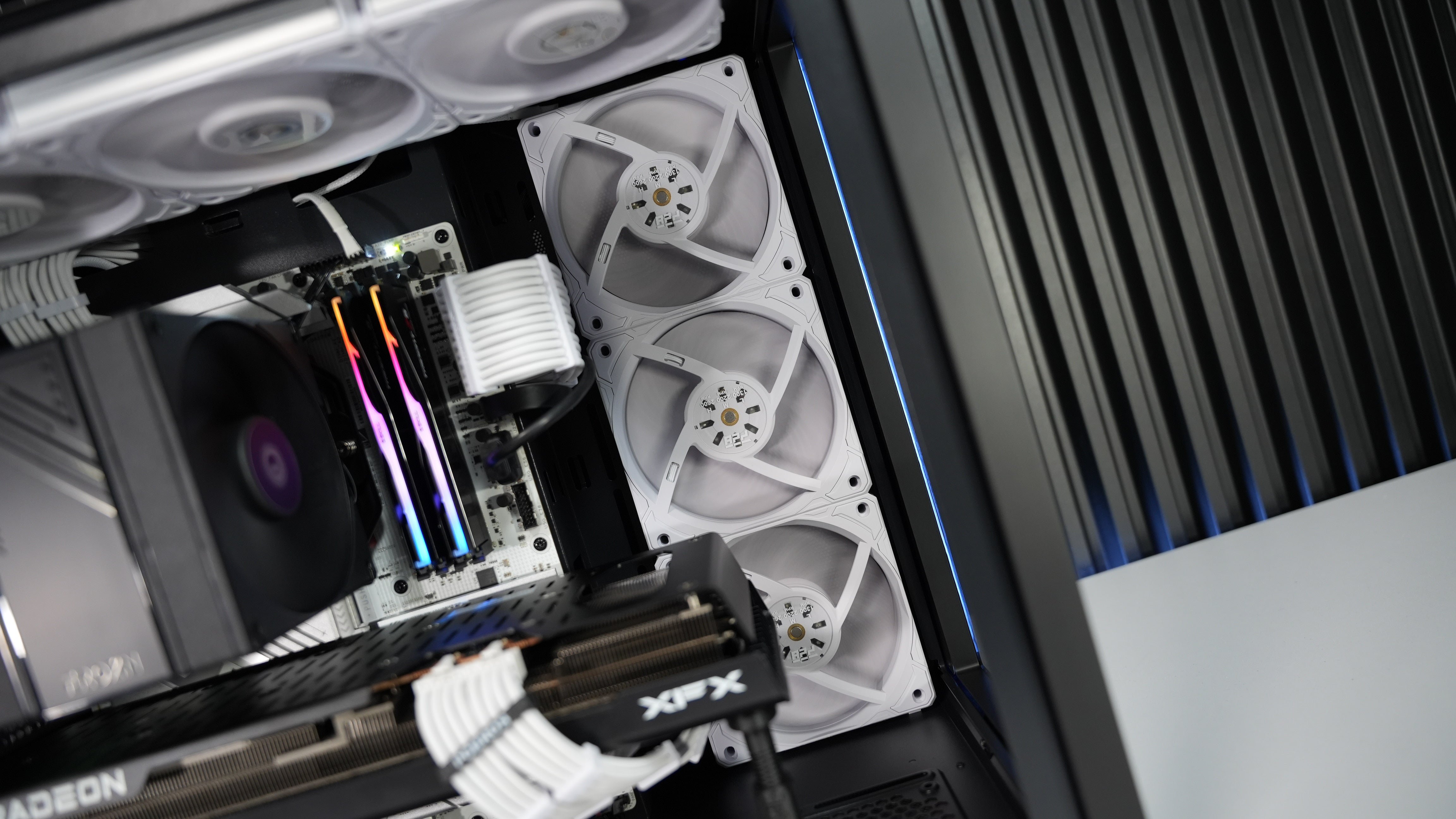 Gaming PC — Ryzen 7 9700X · 32GB DDR5 RAM · RX 7800 XT OC 16GB · 1TB NVMe SSD